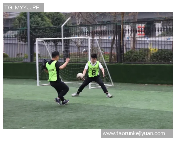 足球巨星聚焦精彩瞬间 展现球场上的激情与荣耀